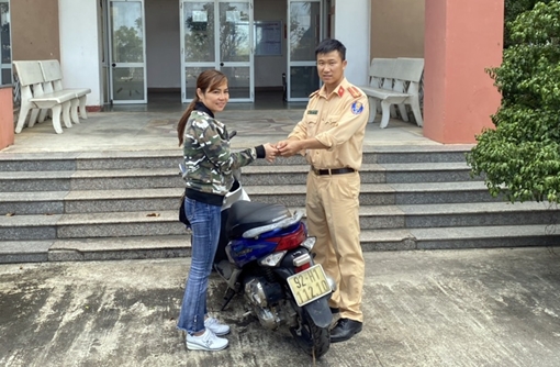 Người phụ nữ được CSGT trao trả chiếc xe máy bị mất trộm