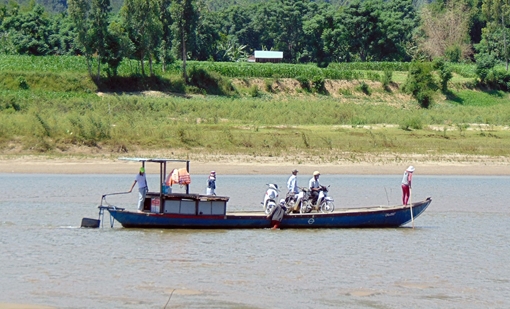 Lật đò trên sông Vu Gia, 6 người mất tích