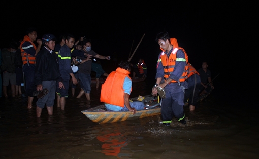 Tìm thấy 6 thi thể nạn nhân vụ lật đò trên sông Vu Gia