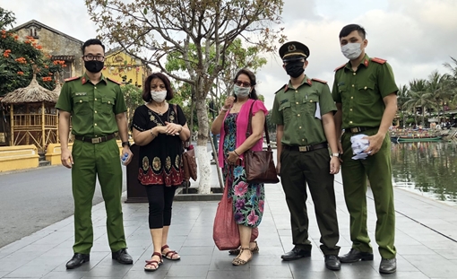 Tuổi trẻ CA Quảng Nam tuyên truyền, phát khẩu trang miễn phí cho du khách