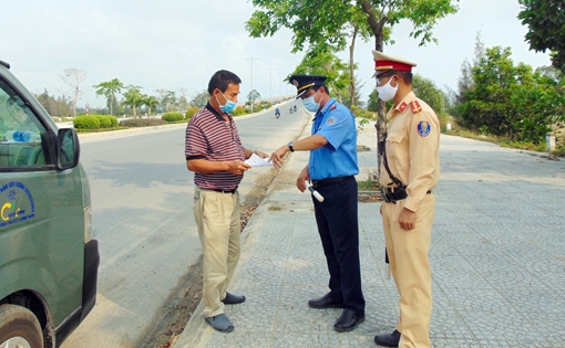  CSGT tham gia giám sát việc mang khẩu trang của du khách đến Hội An