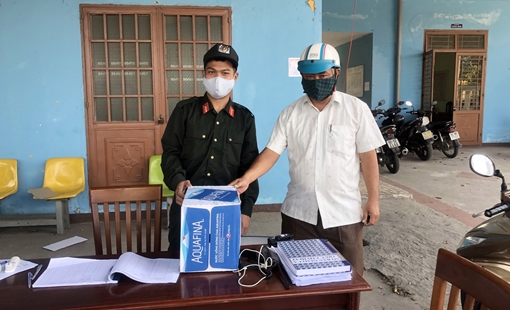 Người dân động viên, sẻ chia cùng Công an ở “cửa ngõ" phòng chống dịch