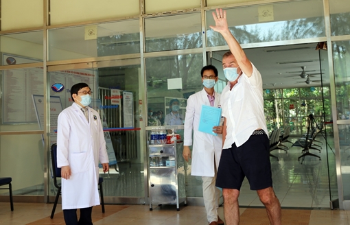 Bệnh nhân người Anh trên chuyến bay VN0054 xuất viện