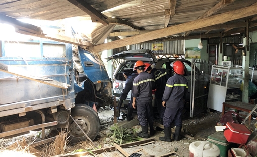 Xe tải lao vào ôtô 4 chỗ rồi cùng đâm sập quán nước 