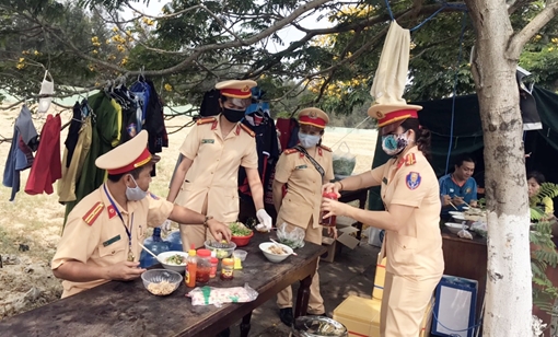 "Bữa trưa vui vẻ" tại các chốt kiểm soát, phòng chống dịch