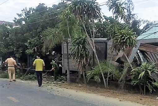 Xe tải lao vào 3 người đi bộ tập thể dục rồi tông sập hiên nhà bên đường