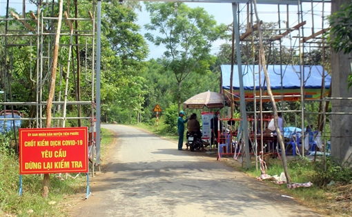 Không đeo khẩu trang, 2 đối tượng tấn công Công an đang chống dịch