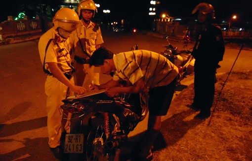 Theo chân CSGT xử lý người điều khiển xe máy vi phạm