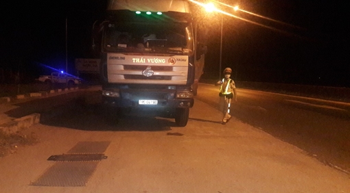 Lái xe cố thủ trên xe vượt tải trọng khi bị kiểm tra