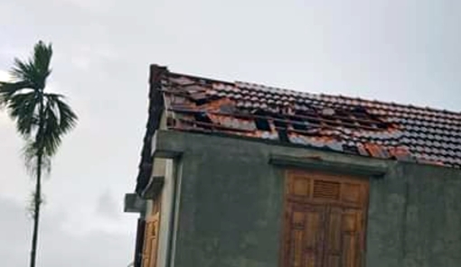 Hàng chục ngôi nhà ở miền núi Quảng Nam tốc mái do gió lớn