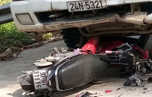 Va chạm với xe tải, 2 người đi xe máy tử vong