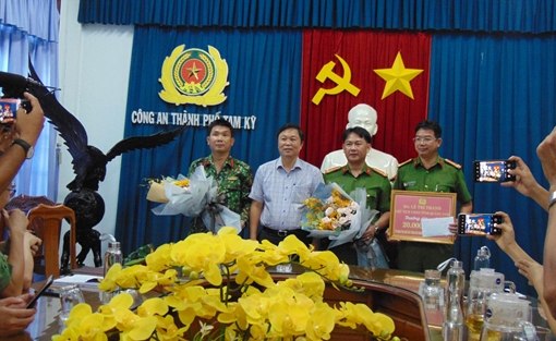 Khen thưởng xứng đáng người báo tin để bắt giữ Triệu Quân Sự