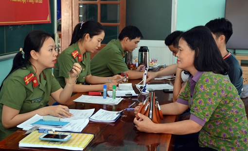 Về cơ sở làm hộ chiếu và tặng quà người nghèo