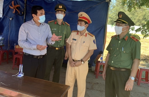 Động viên các bộ chiến sĩ ứng trực tại các chốt kiểm dịch