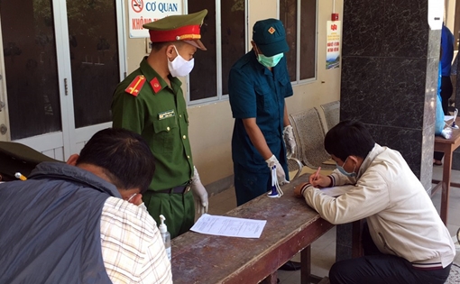 Cán bộ tổ kiểm dịch nhặt được ví tiền trả lại người đánh rơi