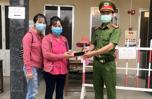 Nhặt được điện thoại “xịn” trong lúc chống dịch, Trung úy Công an tìm trả người đánh rơi