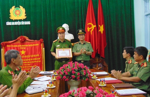 Khen thưởng đột xuất lực lượng Công an xung kích phòng chống lũ lịch sử