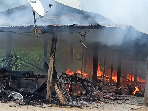Nghi do chập điện, căn nhà gỗ bị cháy rụi trong mưa lũ