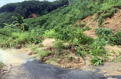 Nhiều tuyến đường tại Quảng Nam bị sạt lở gây ách tắc do mưa lũ