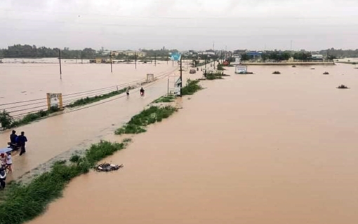 Cặp vợ chồng trẻ bị lũ cuốn trôi sau khi dự đám cưới