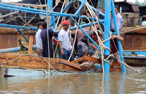 Tìm thấy thi thể 2 cha con mất tích do chìm tàu ở Quảng Nam