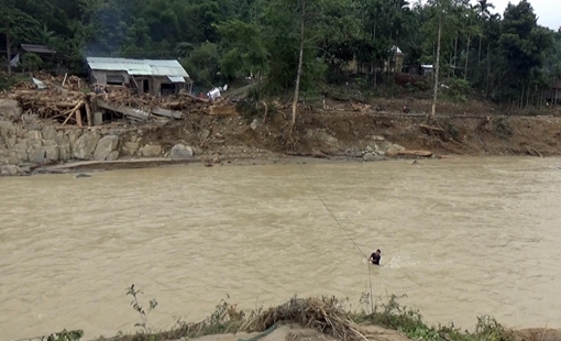 Đu dây cáp, tiếp cận ngôi làng có 80 hộ dân bị cô lập tại Quảng Nam