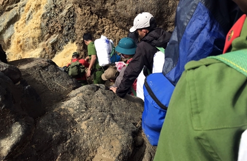 Lực lượng Công an băng rừng, vượt suối gùi hàng cứu trợ vào vùng cô lập