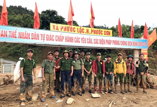 Lực lượng Công an gùi hàng tiếp tế đã tiếp cận được vùng bị cô lập