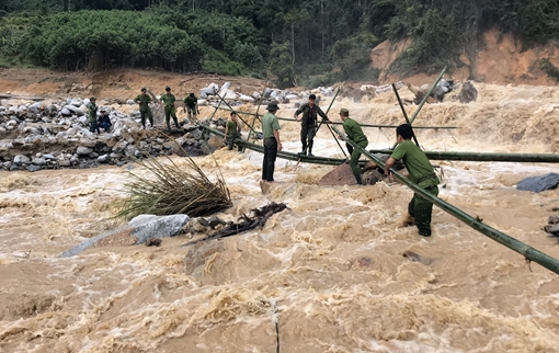 Công an làm cầu tạm qua dòng nước xiết vào vùng bị cô lập