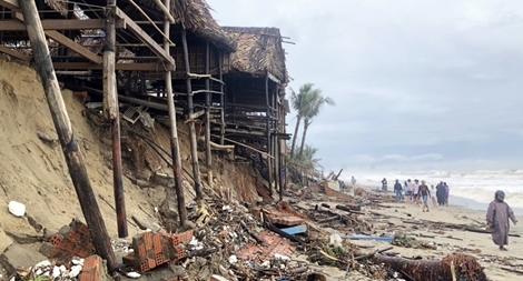 Bờ biển Hội An tan hoang sau bão số 13