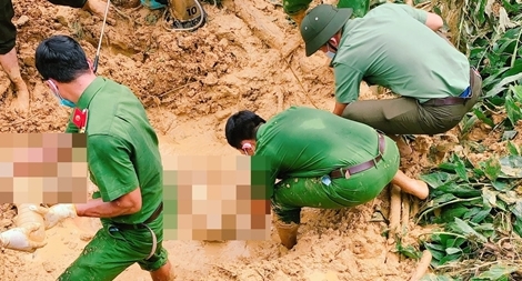 Dầm mưa đưa thi thể bị vùi lấp ra khỏi đống bùn đất
