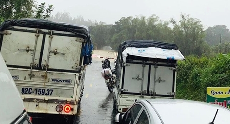 Mưa lũ gây chia cắt nhiều nơi, tạm dừng tìm kiếm nạn nhân mất tích