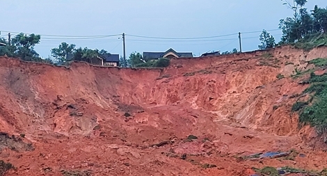 Di dời khẩn cấp 10 hộ dân do sạt lở núi