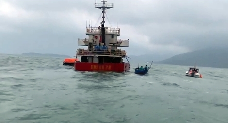 Cứu sống 10 người trên tàu hàng sắp chìm