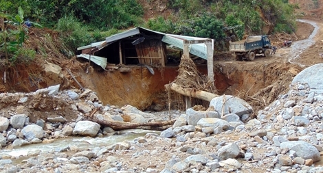 Ban hành tình huống khẩn cấp sạt lở đường tại Phước Sơn