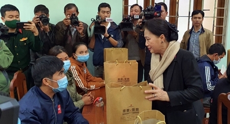 Chủ tịch Quốc hội thăm, tặng quà động viên người dân vùng lũ quét, sạt lở đất