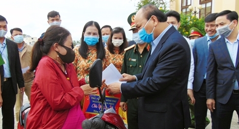 Thủ tướng Nguyễn Xuân Phúc tặng quà Tết cho người dân tại Quảng Nam
