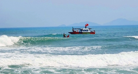 Tắm biển, 4 em nhỏ bị đuối nước