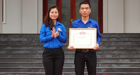 Tặng Bằng khen cho thanh niên cứu 3 học sinh lớp 6 đuối nước