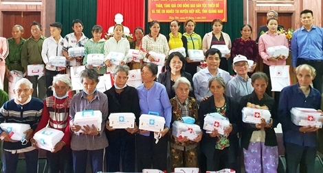 Phó Chủ tịch nước trao quà tặng đồng bào thiểu số và trẻ em tỉnh Quảng Nam