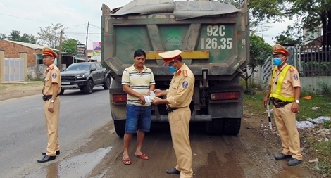 Tăng cường kiểm tra, xử lý xe tải chở cát vi phạm khi tham gia giao thông