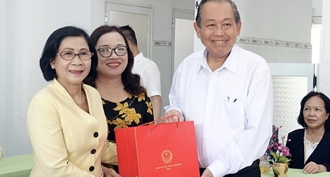 Đồng chí Trương Hòa Bình tặng quà cho trẻ em khuyết tật tỉnh Quảng Ngãi