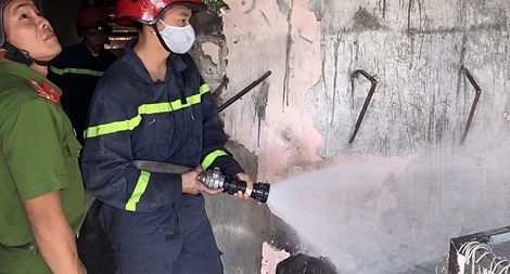 Kịp thời dập tắt đám cháy tại cửa hàng laptop