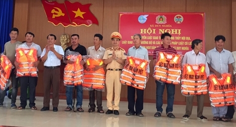 Tuyên truyền ATGT và tặng áo phao tại hạ lưu sông Thu Bồn