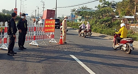 CSGT Quảng Nam "vượt nắng"  thực hiện “nhiệm vụ kép”