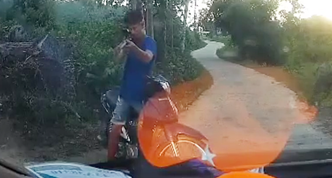 Lái xe máy chắn ngang đầu ô tô dùng súng dọa tài xế