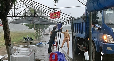 Mưa gió lớn làm tốc mái lán trại tại chốt kiểm soát dịch COVID-19