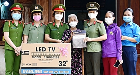 Tặng quà thân nhân liệt sĩ CAND