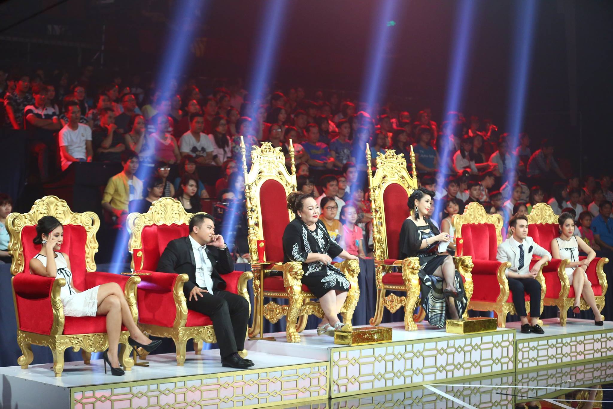 "Hotboy xoài lắc” và “Thánh bolero” vào thẳng chung kết Cười xuyên Việt 2016