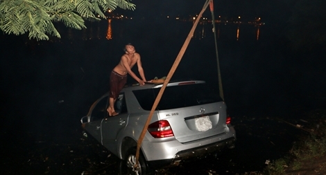 Cận cảnh giải cứu “Mãnh hổ” Mercedes ML350 lao xuống hồ